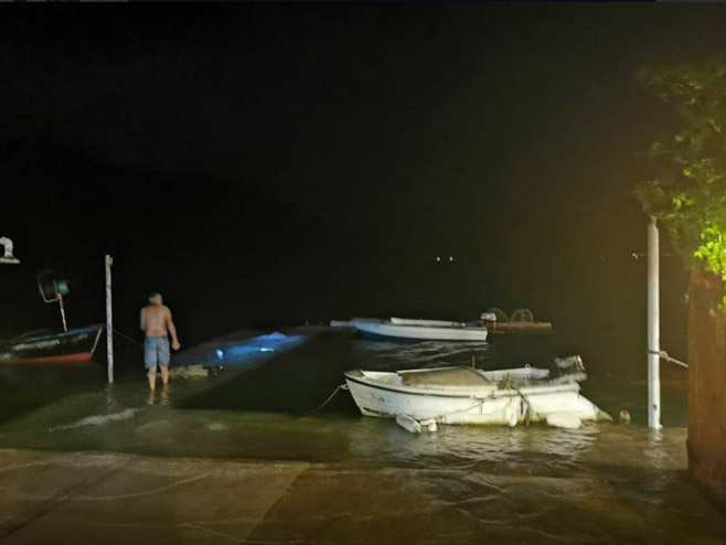Море се повукло због метеоролошког цунамија (Фото: Marko Ficović/Dalmacija danas)