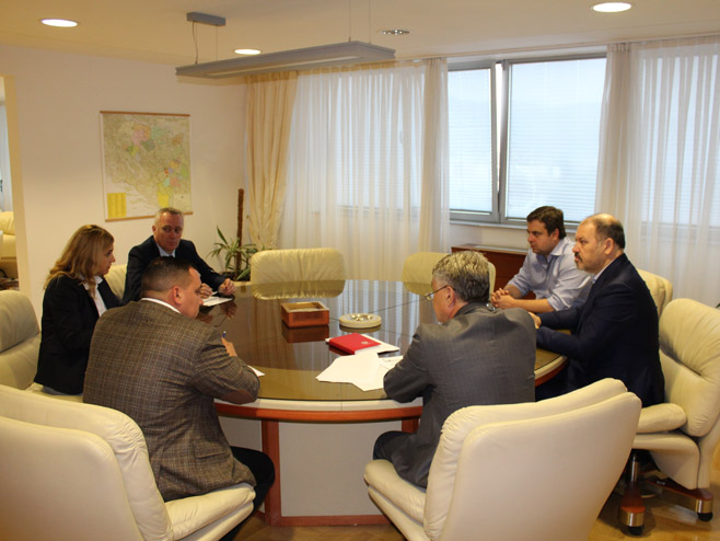 Министар Пашалић са представницима МХП холдинг - Фото: РТРС