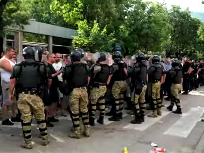 Демонстранти напали Драгана Човића - Фото: Screenshot/YouTube