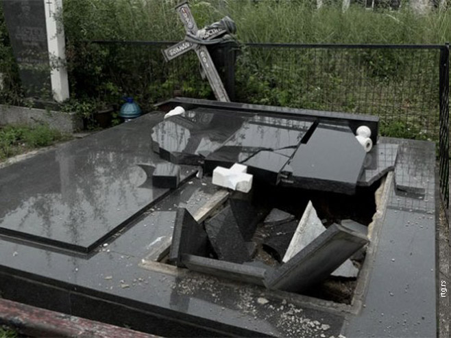 Уништени надгробни споменици у Липљану, архив - Фото: РТС