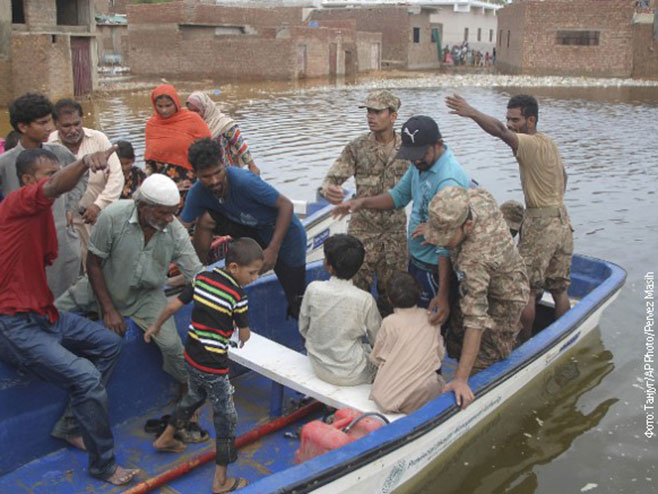 Спасавање поплављених у Пакистану - Фото: ТАНЈУГ