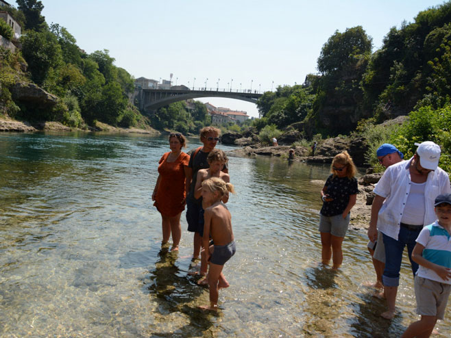 Mostarci traže osvježenje u Neretvi (foto:Avaz)