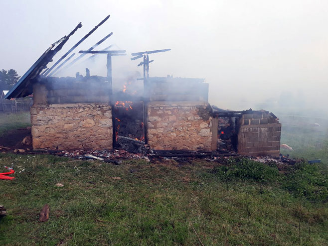 Изгорјела штала у селу Бјелосављевићи код Сокоца - Фото: СРНА