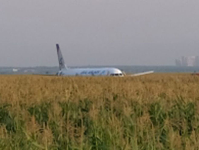 Путнички авион принудно слетио на аеродром у Москви (фото:ГУ МЧС по Московской области) - 