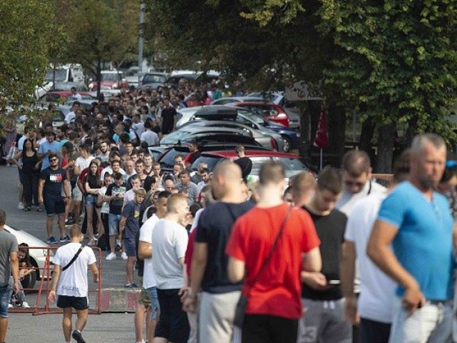 Велики редови испред стадиона "Рајко Митић" (Фото:FK Crvena Zvezda) - 