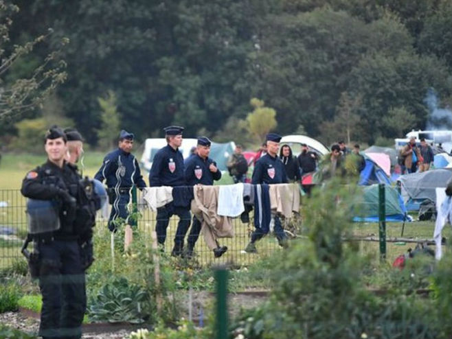 Полиција уклања мигрантски камп код Данкерка (Фото: Daily Mirror) - 