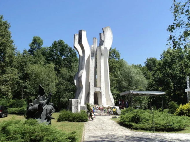 Споменик жртвама из 1944. године, Брезовица (фото: Wikipedia) - 