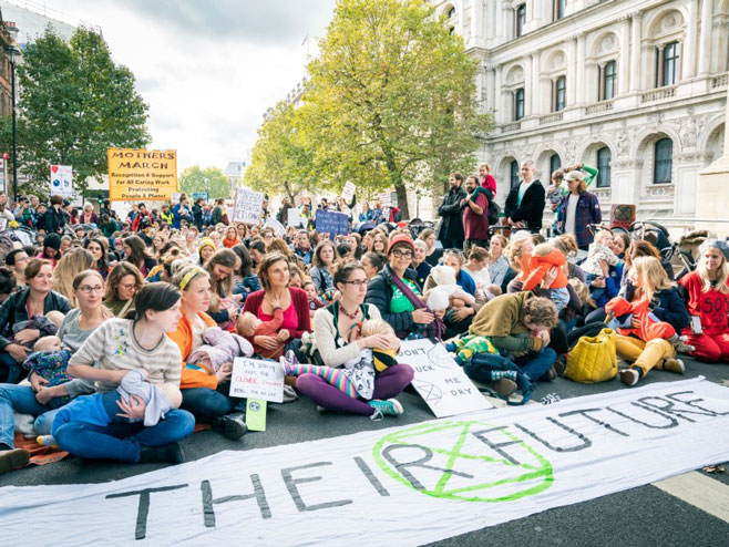 Лондон: Протест мајки испред канцеларије Гугла  (фото: rebellion.earth) - 