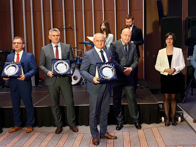 Петру Ђокићу уручена је интернационална награда и признање - Фото: СРНА