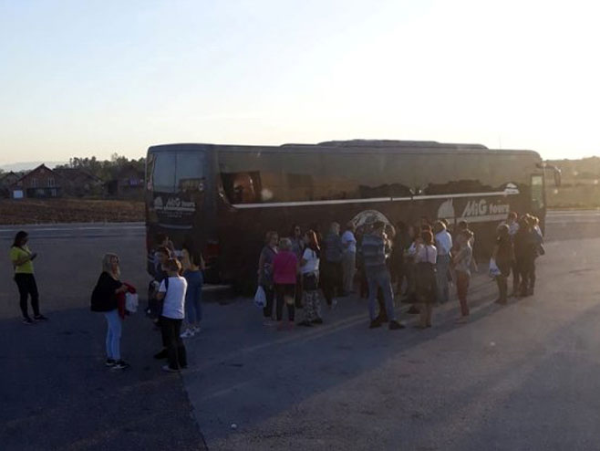 Мигранти се закачили за аутобус (фото: Privatna arhiva / RAS Srbija) - 
