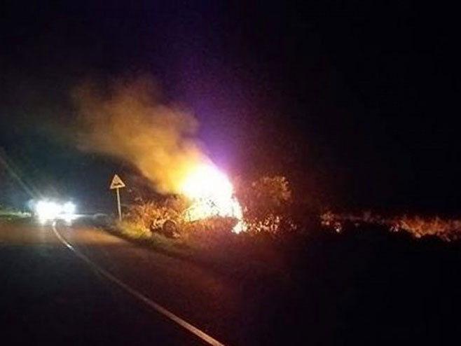 Ауто слетило с пута и запалио се (фото:Bijeljina Info) - 