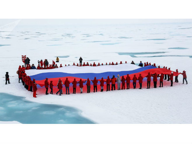 На Антартику развијена највећа руска застава (Фото: Sputnik/ Pavel Liyvov) - 
