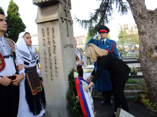 Predsjednica Željka Cvijanović položila vijenac na spomenik žrtvama "Veleizdajnickog procesa" (Foto: SRNA)