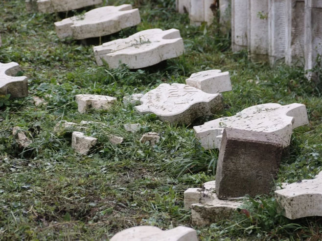 Оскрнављено Партизанско гробље у Мостару - Фото: klix.ba