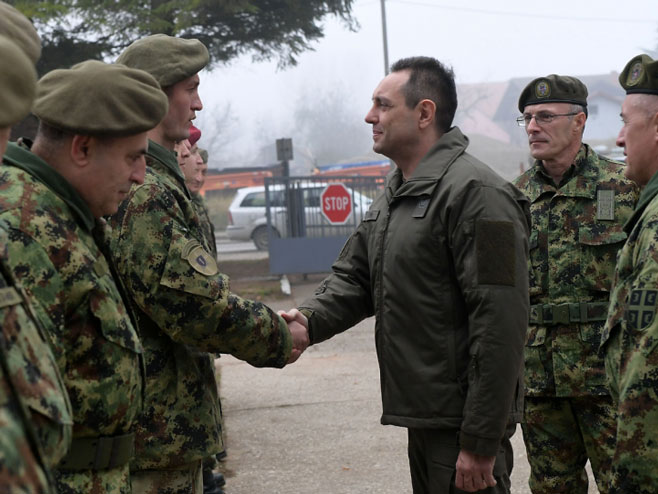 Вулин са војницима (фото: Министарство одбране Србије) - 
