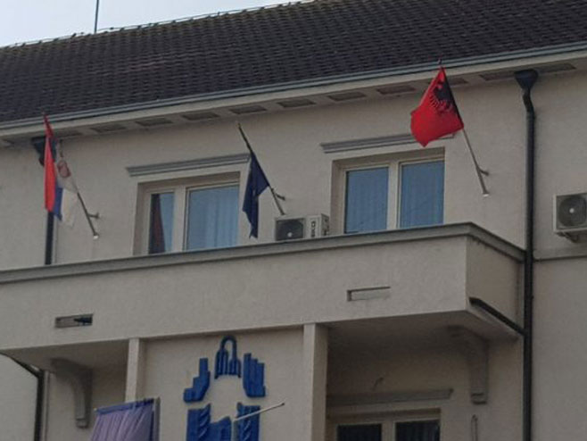 На згради општине Бујановац застава Албаније (фото:bujanovacke.co) - 