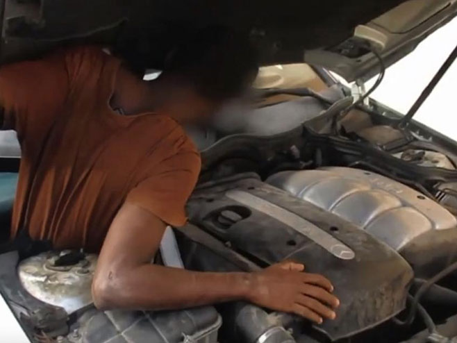 Мигрант пронађен код мотора - Фото: Screenshot/YouTube