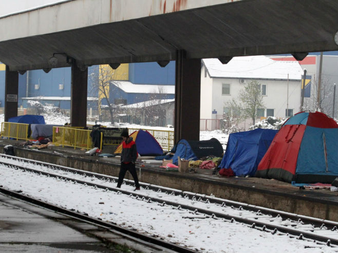 Мигранти на жељезничкој станици у Тузли - Фото: dnevni avaz
