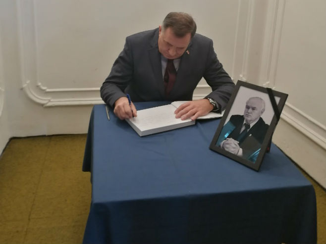 Dodik se upisuje u Knjigu žalosti (Foto: RTRS)