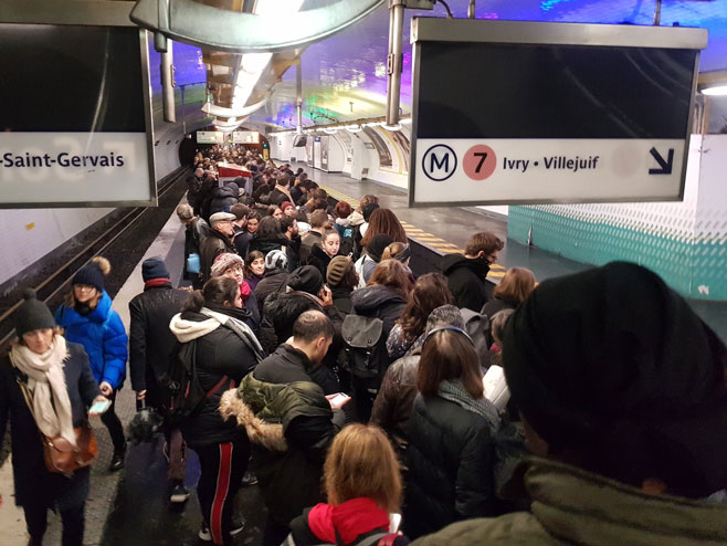 Хаос у паришком метроу (фото: twitter.com/McPBen) - 