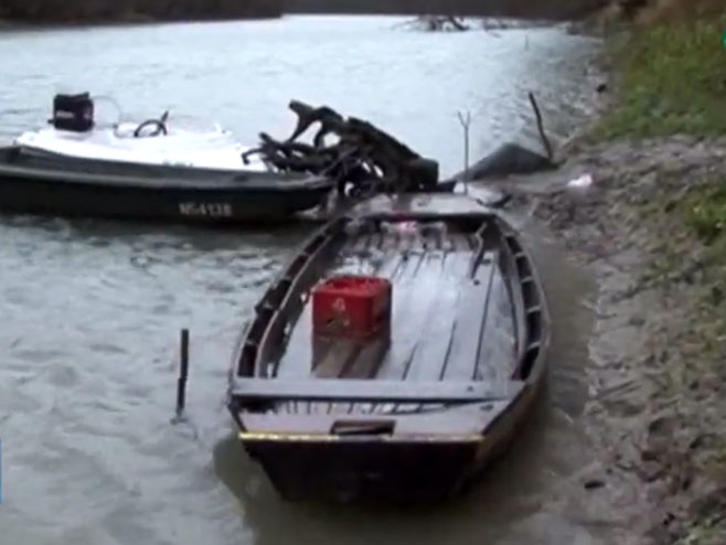 Čamac kojim su migranti pokušali da prijeđu rijeku kod Karavukova (foto: Radio-televizija Vojvodine) 