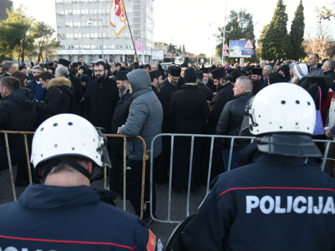 Свештеници на барикади у Подгорици (Фото: Podgorica danas) 