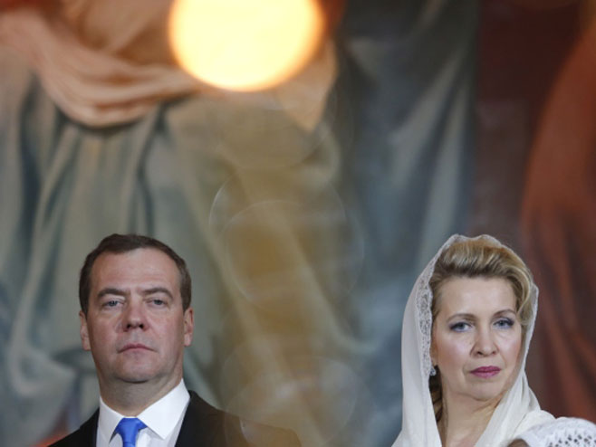 Dmitrij Medvedev sa suprugom na liturgiji