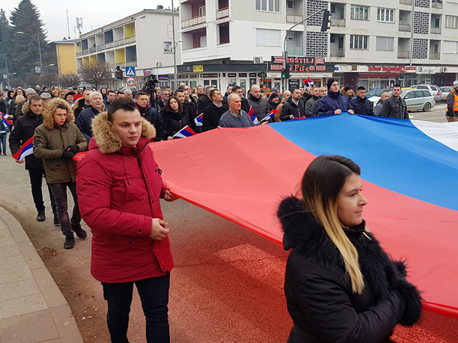 Doboj: Mladi pronijeli zastavu Republike Srpske (Foto: Srna)