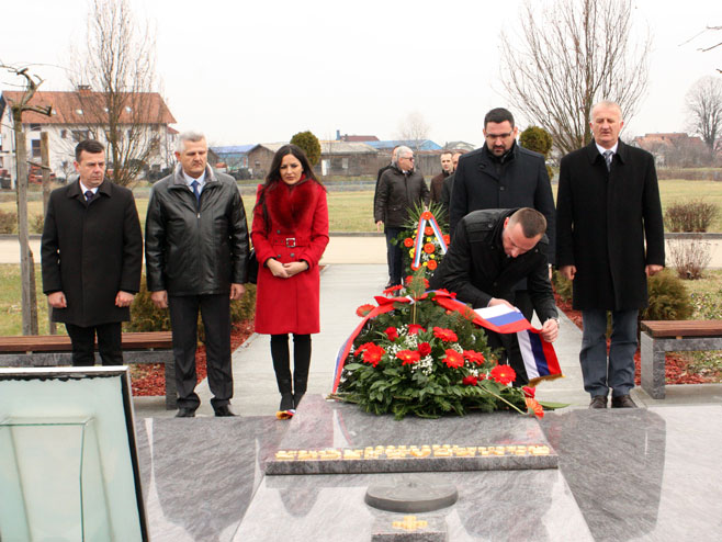 Положено цвијеће на спомен-обиљежје Милану Јелићу (Фото: СРНА)