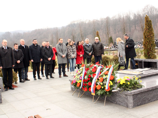 Положено цвијеће на спомен-обиљежје Милану Јелићу (Фото: СРНА)