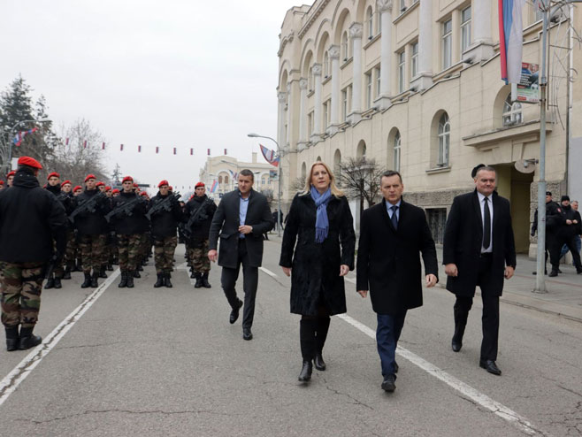 Željka Cvijanović i Dragan Lukač na probi defilea (Foto: RTRS)