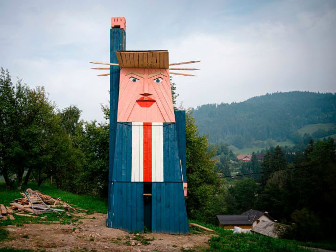 Дрвена статуа Доналда Трампа у Словенији - Фото: AFP
