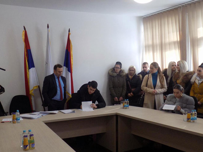 Ћосић потписао уговоре о додјели 95 стипендија Ћосић потписао уговоре о додјели 95 стипендија - Фото: СРНА