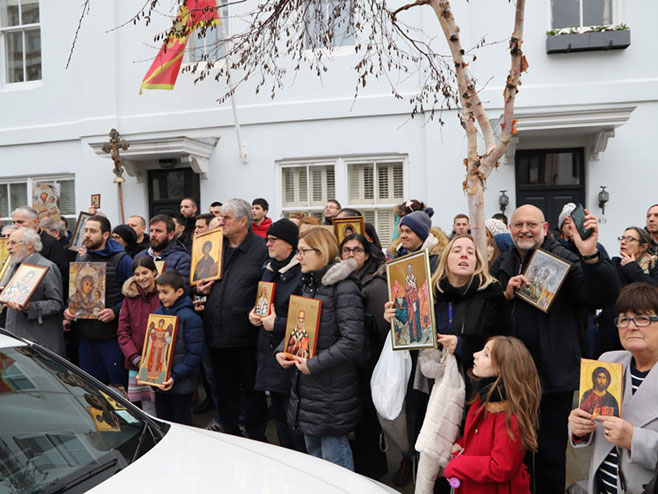 Protest Srba ispred ambasade Crne Gore u Londonu (foto: SPC u Londonu)