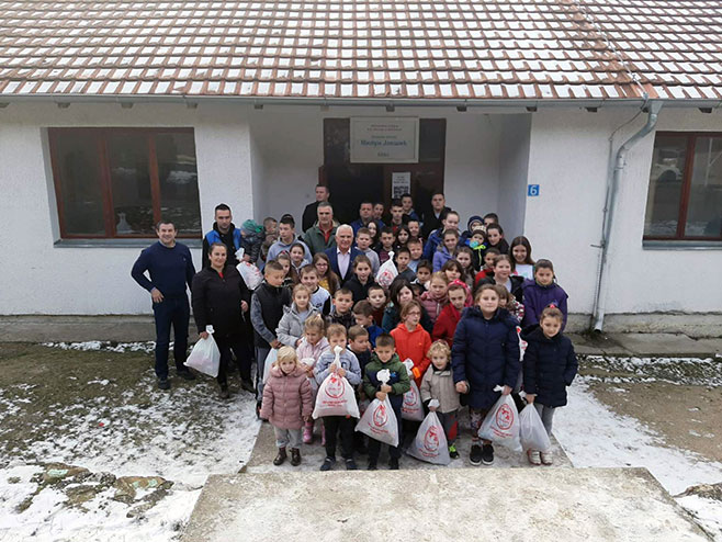 Пакетићи за дјецу с Космета Пакетићи за дјецу с Космета - Фото: СРНА