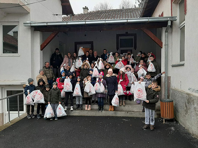 Приштина: Велика Хоча - подјела пакетића Приштина: Велика Хоча - подјела пакетића - Фото: СРНА