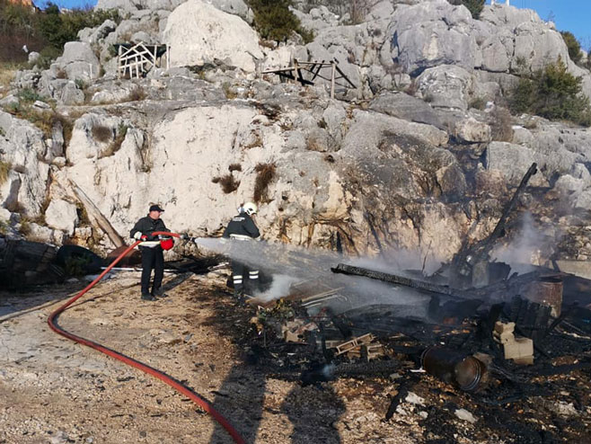 Требиње - пожар (Фото:Teritorijalna vatrogasna jedinica Trebinje) - 
