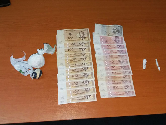 Запљена новца и дроге у акцијама у Бањалуци и Добоју Запљена новца и дроге у акцијама у Бањалуци и Добоју - Фото: РТРС