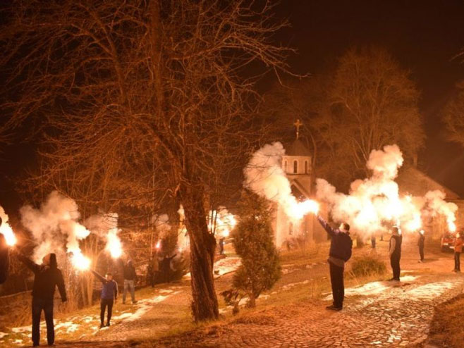 Бакљада у Беранама (фото: Митрополија црногорско-приморска) - 