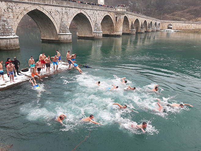 Višegrad: Plivanje za Časni krst (Foto: SRNA)