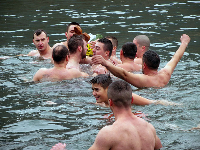 Братунац: Пливање за Часни крст (Фото: СРНА)