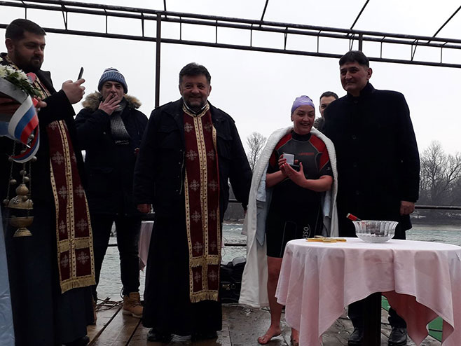 Нови Град: Пливање за Часни крст - допливала Бојана Тадић (фото:radionovigrad.com) Нови Град: Пливање за Часни крст - допливала Бојана Тадић (фото:radionovigrad.com) -