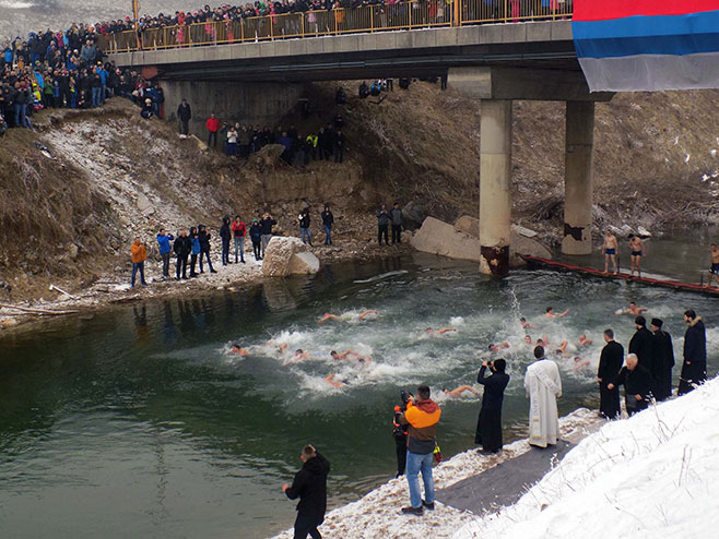 Istočna Ilidža: Plivanje za Časni krst (Foto: SRNA)