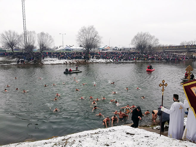 Prijedor: Plivanje za Časni krst (Foto: SRNA)