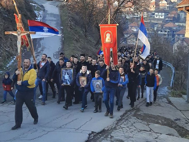 Литија дуга 50 километара (фото: Спутњику уступио Милан Маџгаљ) Литија дуга 50 километара (фото: Спутњику уступио Милан Маџгаљ) -