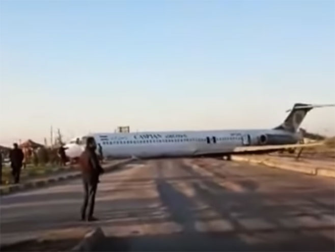 Иран- авион принудно слетио на улицу - Фото: Screenshot/YouTube
