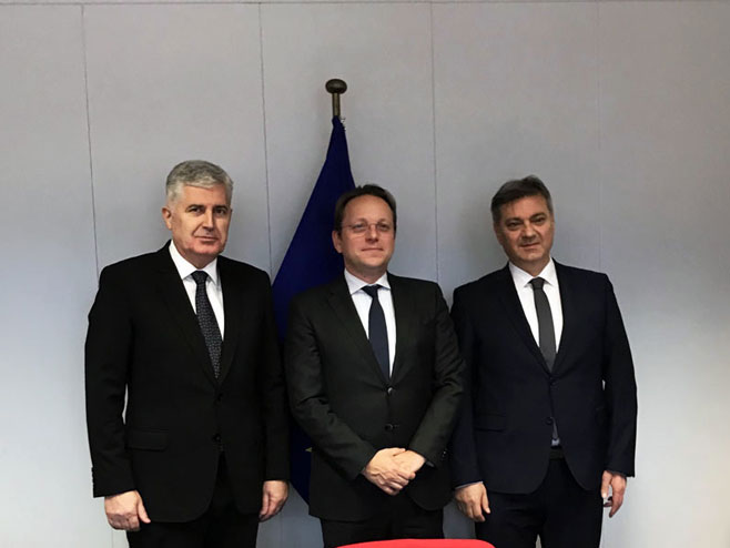 Сарајево - Човић и Звиздић са комесаром ЕУ за проширење Сарајево - Човић и Звиздић са комесаром ЕУ за проширење - Фото: СРНА