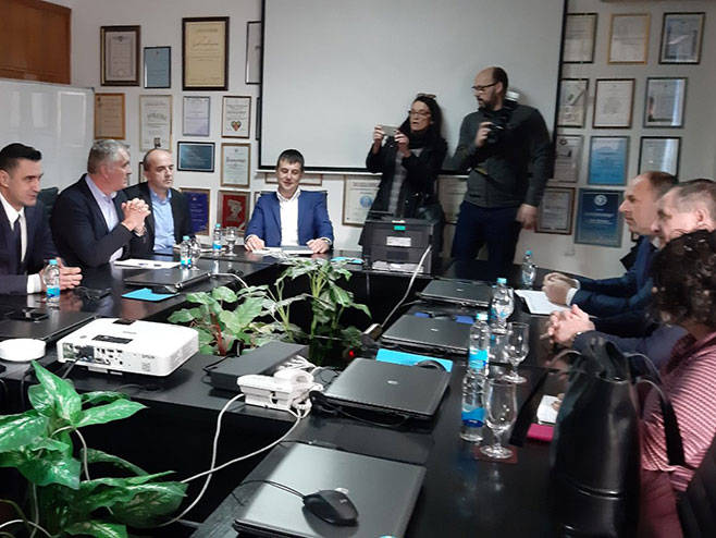 Премијер Вишковић са директором ЕРС и рукововодством ХЕТ-а Премијер Вишковић са директором ЕРС и рукововодством ХЕТ-а - Фото: РТРС