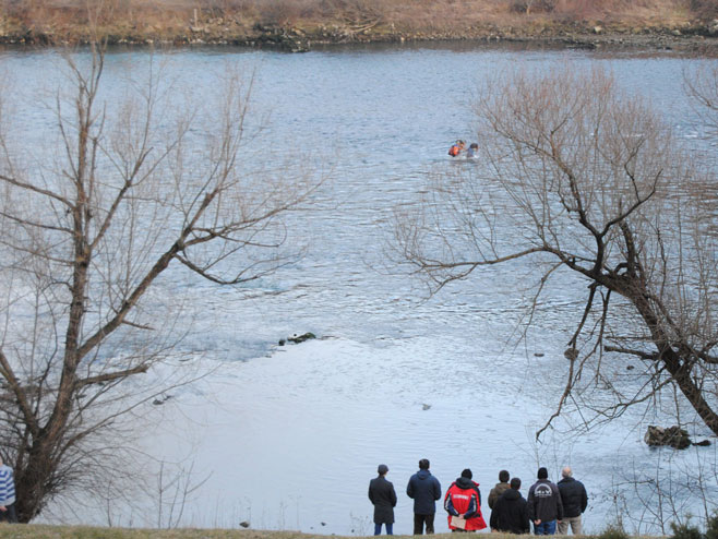 Migranti prelaze Drinu (Foto: SRNA)