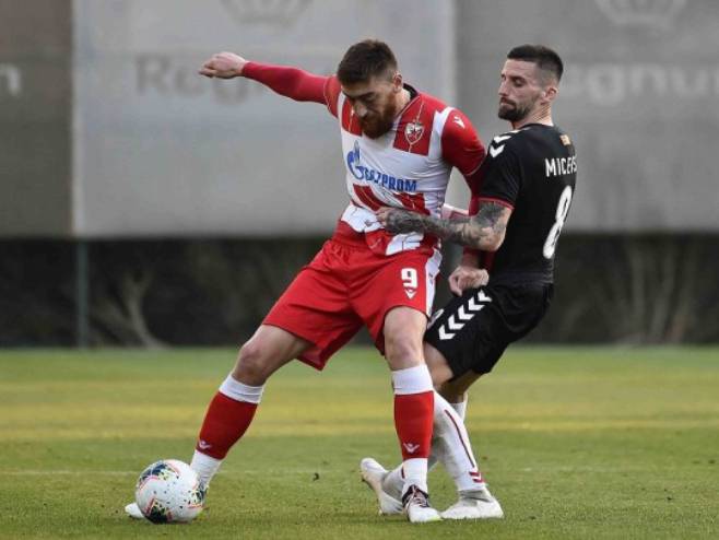 Дуел фудбалера (фото: crvenazvezdafk.com) Дуел фудбалера (фото: crvenazvezdafk.com) -